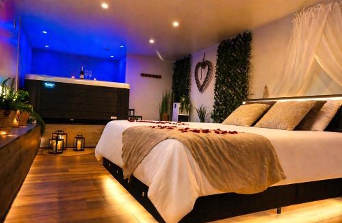 Paroisse Notre-Dame Apartment | Le Bain des VioIettes - Grand jacuzzi privatif