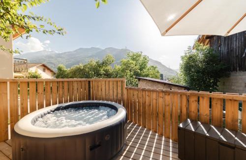 Tours-en-Savoie Apartment | Le Chalet Madrier - Terrasse et Jacuzzi privé