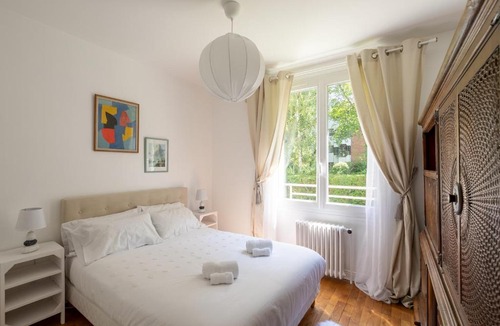 Chatenay-Malabry Apartment | Le Chateaubriand - Calme, balcon et parking