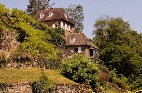 Chalezeule House | Le clos Charmarin, between city center and countryside