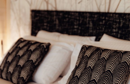 Le Pin Bed & Breakfast | Le Clos des Pies, Triple room "Le Nid", quiet and green in the Jura mountains