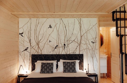 Le Pin Bed & Breakfast | Le Clos des Pies, Triple room "Le Nid", quiet and green in the Jura mountains
