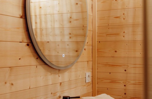 Le Pin Bed & Breakfast | Le Clos des Pies, Triple room "Le Nid", quiet and green in the Jura mountains