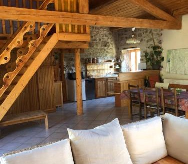 Estivareilles House | Le Four des Garniers La maison en pierres au bout du chemin