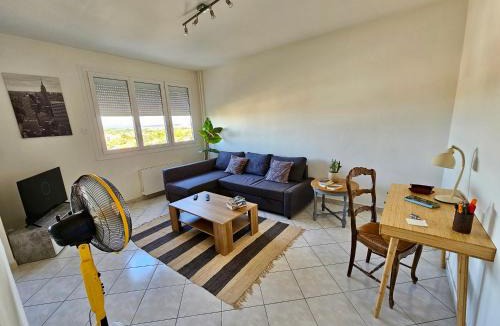 Corbas Apartment | Le Friendly avec Parking - 6 pers - 15 min de Lyon - Balcon