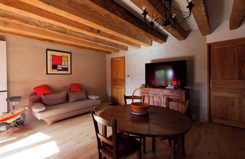 Oradour Apartment | Le manoir de la Chaumette Independent apartment with games room and swimming pool