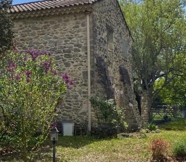 Chantemerle-les-Grignan Bed & Breakfast | Le Mas des Poètes