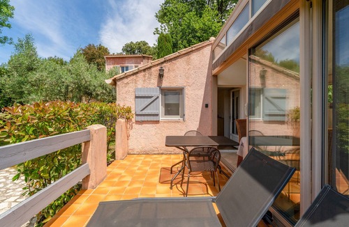 Bedoin Apartment | Le P'tit Chalet: shared pool, shared garden, and Wi-Fi
