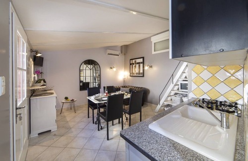 Grillon House | LE PETIT MAS PROVENÇAL. POOL & AIR CONDITIONING VINEYARD VIEW