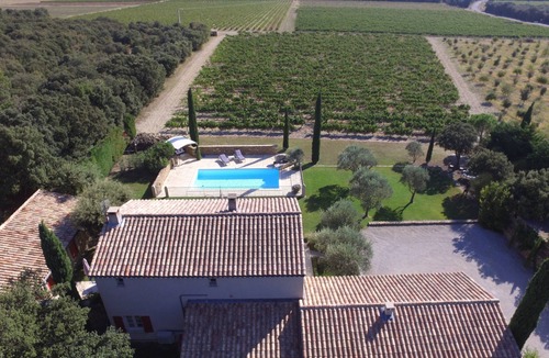 Grillon House | LE PETIT MAS PROVENÇAL. POOL & AIR CONDITIONING VINEYARD VIEW