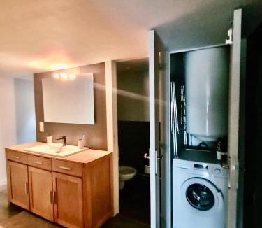 Billom Apartment | Le refuge médiéval - Appartement climatisé perché sous les toits de Billom