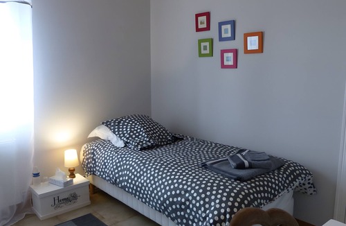 Saint-Pourcain-sur-Besbre Bed & Breakfast | Les Chambres D'Anel Guesthouse with Shared Pool, Terrace, and Wi-Fi