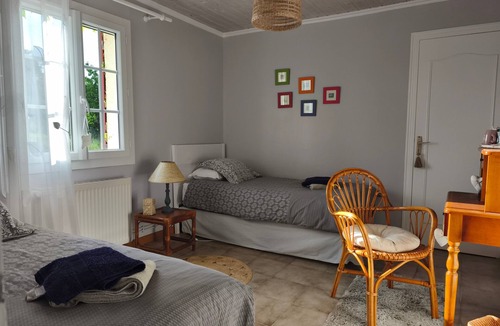 Saint-Pourcain-sur-Besbre Bed & Breakfast | Les Chambres D'Anel Guesthouse with Shared Pool, Terrace, and Wi-Fi