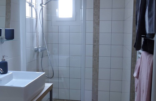 Saint-Pourcain-sur-Besbre Bed & Breakfast | Les Chambres D’Anel - La Besbre: Guest Rooms with Pool, Terrace and Wi-Fi