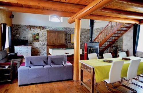 Lavoute-Chilhac House | Les cousines