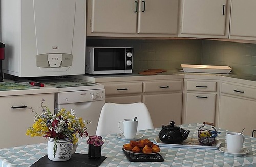 Chargey-les-Port Cottage | Les Glycines Cottage - Quiet with wifi and pets allowed