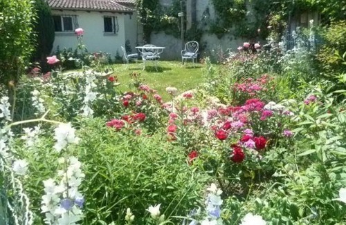 Chargey-les-Port Cottage | Les Glycines Cottage - Quiet with wifi and pets allowed