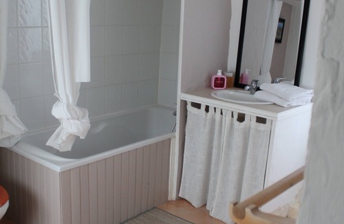 Portes-en-Valdaine Bed & Breakfast | “Les Nougats” Room with Private Terrace, Shared Garden, and Wi-Fi