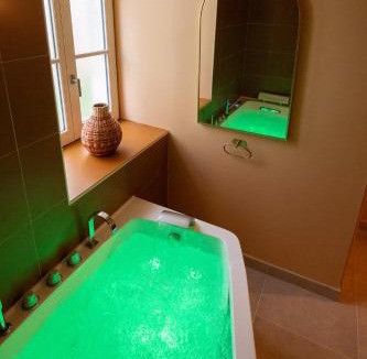 Cravant Apartment | Les Rivières O'rientales Homerepublique à Cravant avec Jacuzzi