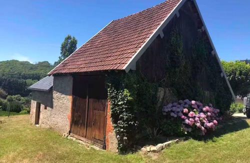 Saint-Prix Cottage | Listed country house ⭐️⭐️⭐️ with a garden and views of the Morvan Mountains