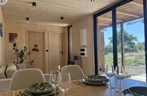 Verneix Cottage | Lodge with pets, aircon - 6 guests