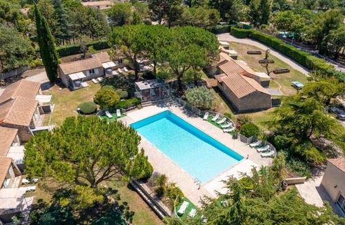 La Roque-sur-Pernes House | Logement avec terrasse et piscine n7