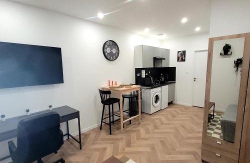 Le Creusot Apartment | Logement Premium - Centre Le Creusot - Parking & Wi-Fi Fibre