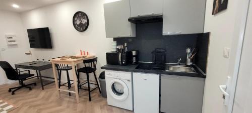 Le Creusot Apartment | Logement Premium - Centre Le Creusot - Parking & Wi-Fi Fibre