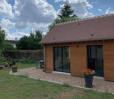 Champs-sur-Yonne Apartment | Logement type chalet chez Chantal et Hervé