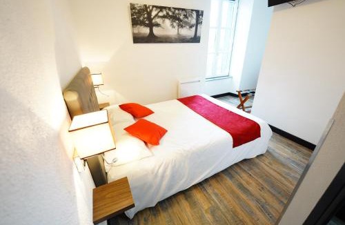 Allanche Hotel | Logis Hôtel Le Relais Des Remparts