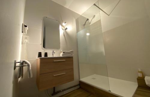 Rochemaure Hotel | Logis Hôtel Médiéval, Montélimar Nord