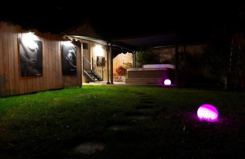 Breurey-les-Faverney Apartment | Love Room Fire Sens