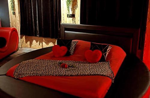 Ornans Apartment | Love Room Tentation