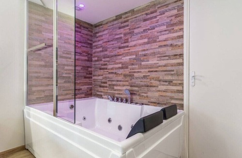 Villeneuve-le-Roi Apartment | Love Room with Jacuzzi, Le Saccard