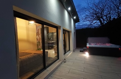 Vincey House | lovebirds.spa Brand new poolhouse with spa
