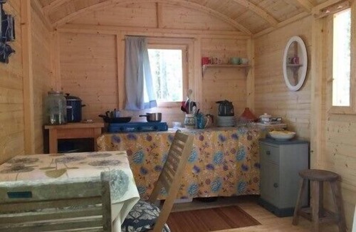 Sougeres-en-Puisaye Cabin | Lovely 2-Bed shepherds hut in a Forest