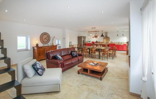 Donzere House | Lovely Home In Donzère With Kitchen
