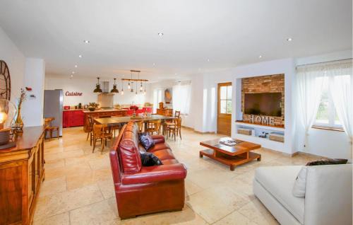 Donzere House | Lovely Home In Donzère With Kitchen
