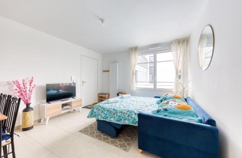 Maisons-Alfort Apartment | Luxe Neuf - Parking Privé Souterrain Gratuit avec Borne Electrique - 10mn Paris RER D - Lit 160X200 - Tout équipé - De 1 à 4 pers - Near Paris Brand New Apart with Secure Parking