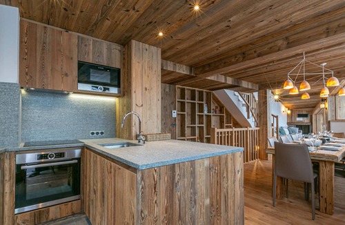 Val-d'Isere Apartment | Luxurious 5-Bedroom Chalet Apartment with Panoramic Mountain View, Wi-Fi, and Garage