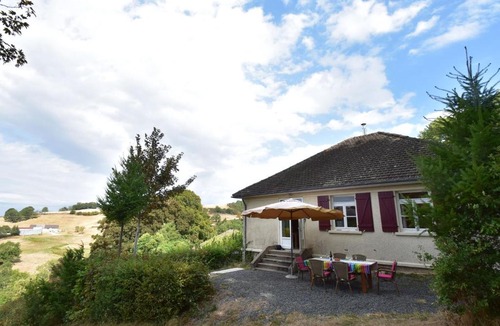 Cuzy House | Luxurious Holiday Home in Cuzy with Swimming Pool