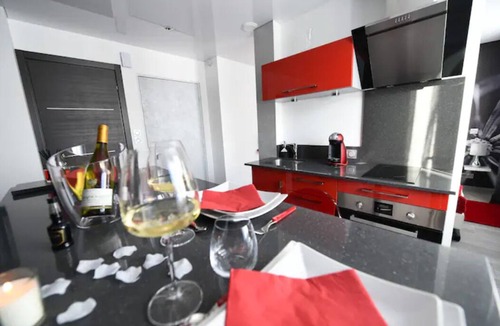 Faubourg-Raines Apartment | Luxury apartment with spa and glamorous bedroom