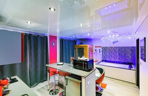 Faubourg-Raines Apartment | Luxury apartment with spa and glamorous bedroom