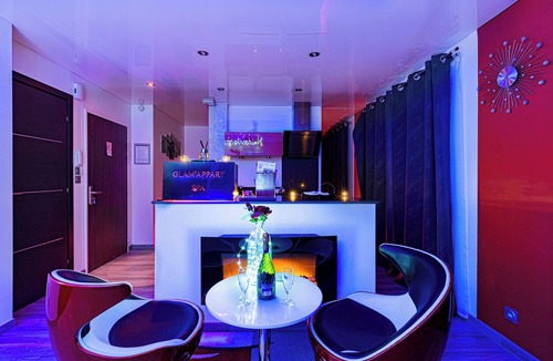 Faubourg-Raines Apartment | Luxury apartment with spa and glamorous bedroom