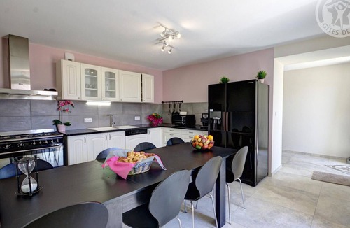 Pinay Cottage | Luxury cottage with spa, sauna, and pool, pets allowed