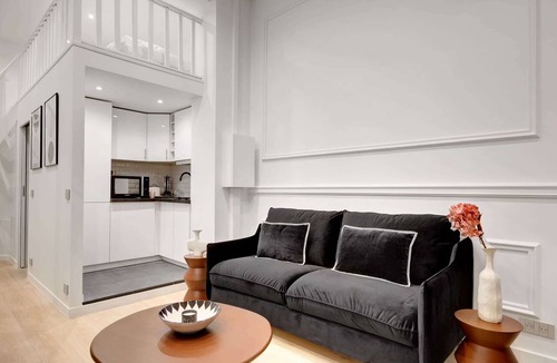 Charonne Apartment | Luxury Paris Duplex 2BDR/6P – Bath & Billiard