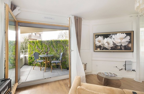 Bagneux Apartment | Luxury Suite 10 Minutes from Paris - Private Sauna, Cinema & Premium Experiences