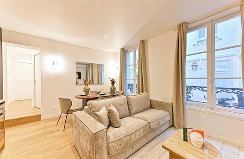 Quartier de Rochechouart Apartment | Magnificent air-conditioned flat Galeries Lafayette