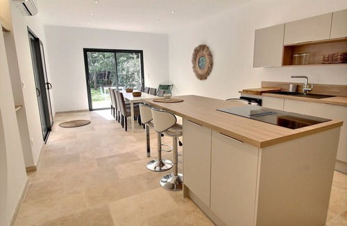 Saint-Didier Villa | Magnificent New Villa in Saint-Didier with Pisicne