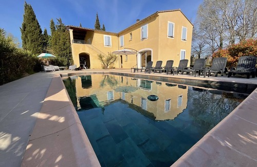 Aubignan Villa | Magnificent Property Pool and View
